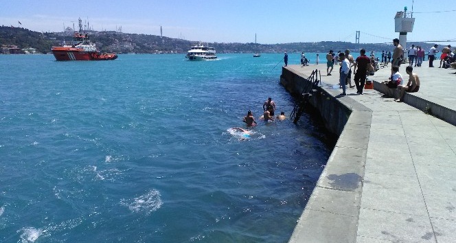 (Özel haber)- Bayram tatilini fırsat bilerek İstanbul Boğazı’nda denize girdiler