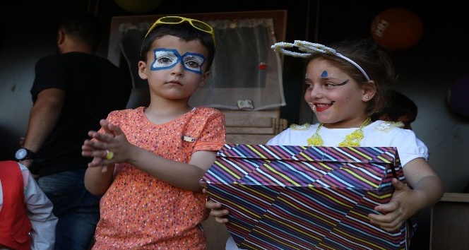 Bin 500 Suriyeli çocuğa bayram şenliği