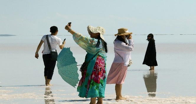 (Özel Haber) Tuz Gölü tatilciler ve turistlerin uğrak yeri haline geldi