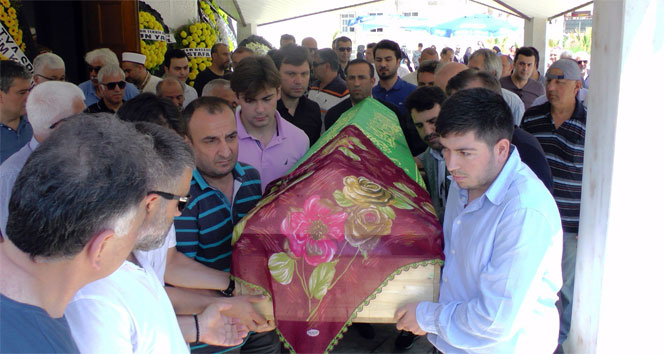 Ertuğrul Sağlam annesini son yolculuğuna uğurladı