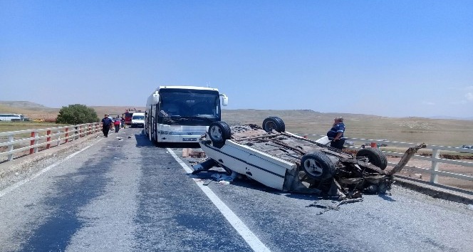 Kaza yapan otomobile yolcu otobüsü çarptı: 2 ölü, 4 yaralı