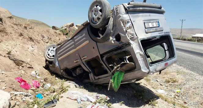 Bitlis&#039;te kamyonet takla attı: 1 ölü, 4 yaralı
