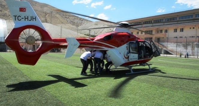 Kalp krizi geçiren yaşlı kadın ambulans helikopter ile hastaneye taşındı