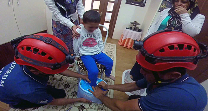 Ayağı plastik tabureye sıkışan çocuğu itfaiye kurtardı