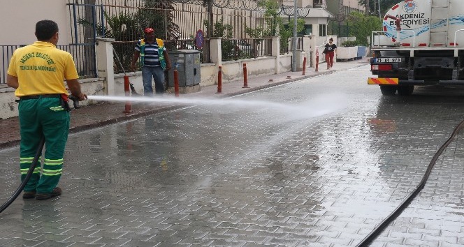 Akdeniz’de yollar ve kaldırımlar yıkanıyor