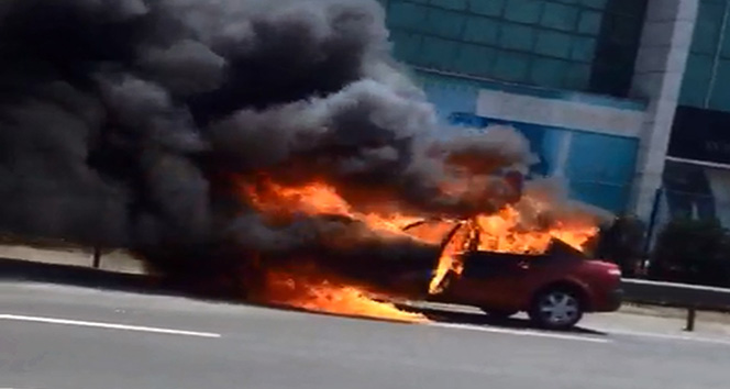 Basın Ekspres’te araç yangını: Trafik kilit