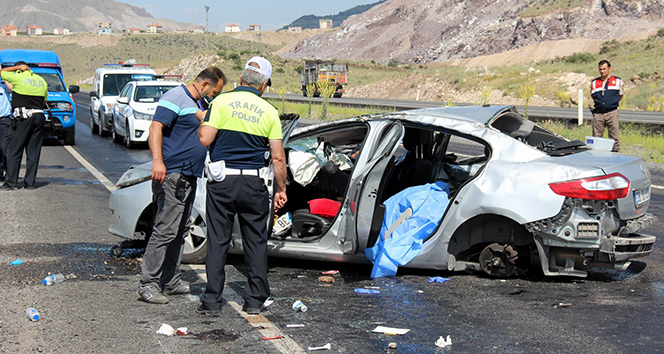 Kayseri&#039;de feci kaza: 2 ölü 3 ağır yaralı