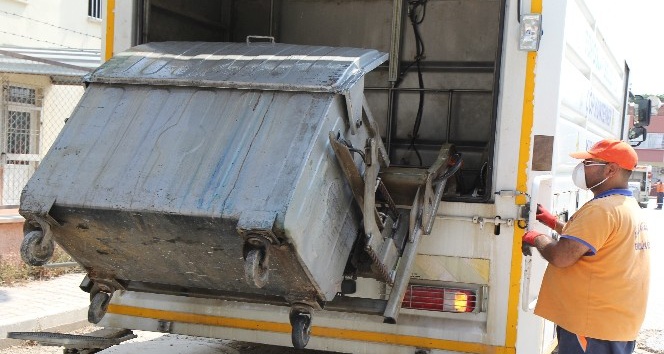 Toroslar’da çöp konteynerleri dezenfekte ediliyor