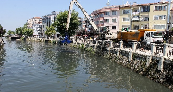 Yalova deresinin yatağı temizleniyor