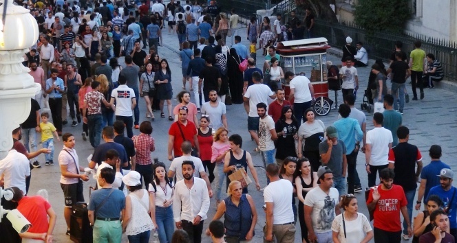 Taksim&#039;de &quot;serin hava&quot; kalabalığı