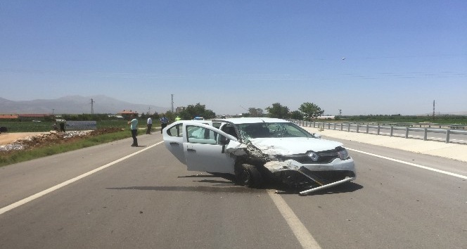 Karaman’da otomobil ile hafif ticari araç çarpıştı: 3 yaralı