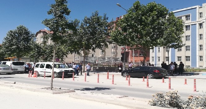 Kasten yaralama suçundan tutuklanan zanlının ailesi adliye önünde arbede çıkarttı