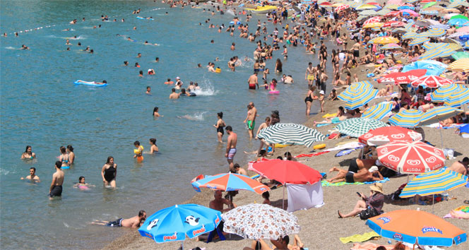 Hava sıcaklığı 30 dereceyi geçti, plajlar doldu taştı