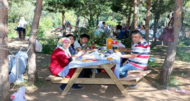 Yozgat’ta sıcaktan bunalan vatandaşlar soluğu Çamlık Milli Parkı’nda aldı