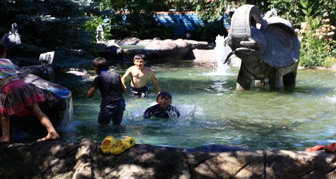 Çankırı’da sıcaktan bunalan çocuklar süs havuzunda serinledi