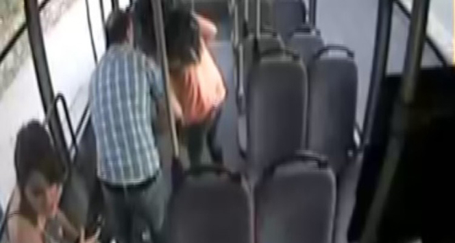 Şoföre sinirlenen kadın yolcu otobüsü taş yağmuruna tuttu