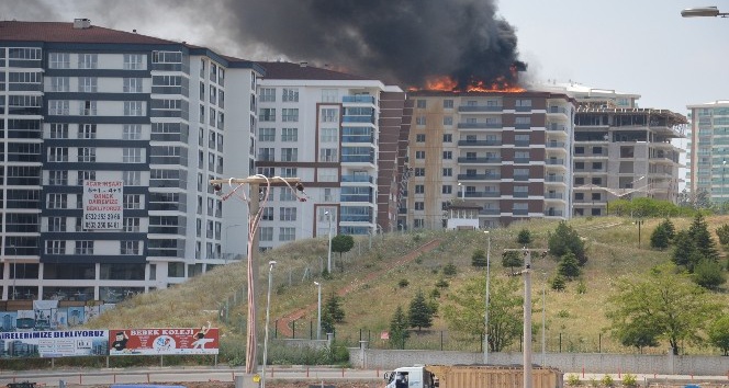 Kırıkkale’de 12 katlı apartmanın çatısında yangın