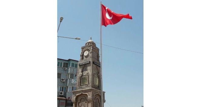 11 Mayıs Şehitler Anıtına Türk bayrağı asıldı