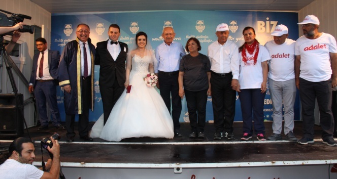 Kılıçdaroğlu, yürüyüşün sonunda nikah şahitliği yaptı