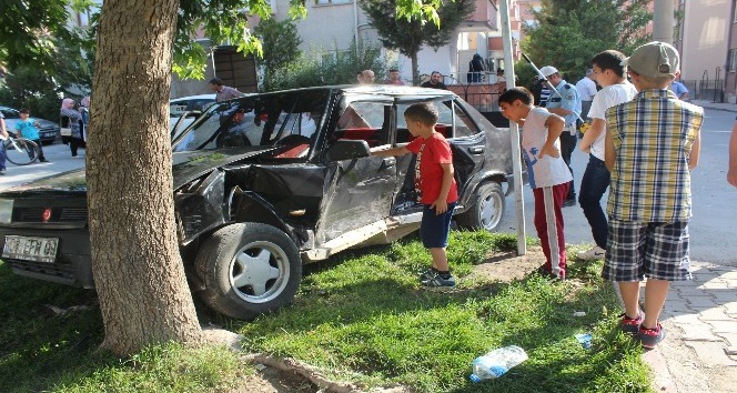 Otomobiller çarpıştı, mahallenin çocuklar kazayı inceledi