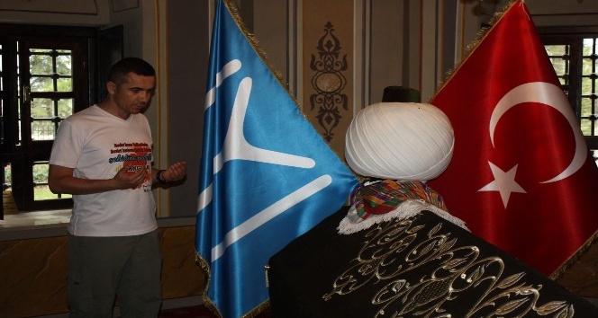 Bisikletiyle "Devlet Kuran Sultanlardan Devlet Kurtaran Şehide Yolculuk" turuna çıkan öğretmen Ertuğrul Gazi türbesinde