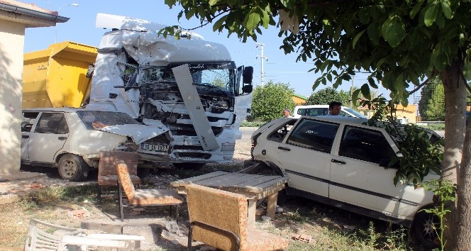 Hafriyat kamyonu iki otomobile çarptıktan sonra evin odasını yıktı