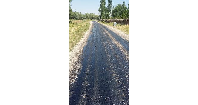 Özel İdare, asfaltı eriyen köy yollarında elek altı çalışması yapıyor