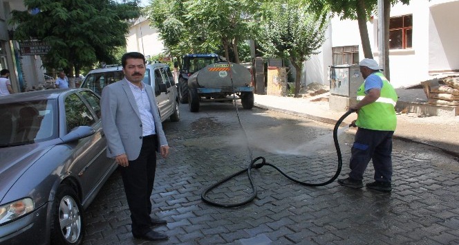 Siirt’te caddeler tazyikli su ile yıkanıyor