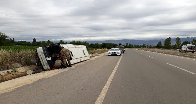 Erzincan’da işçi minibüsü devrildi: 19 yaralı