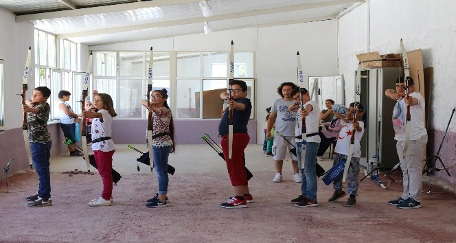 Karaman’da gençler ata sporu okçuluğu öğreniyor