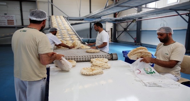 İHH Suriye’ye 6 ayda 200 milyon ekmek gönderdi