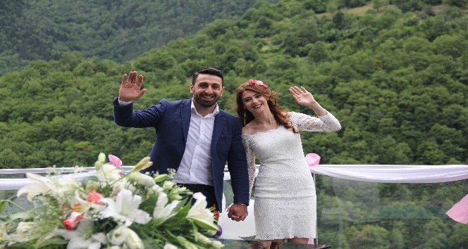 Türkiye’nin en yüksek cam seyir terasında nikah kıydılar
