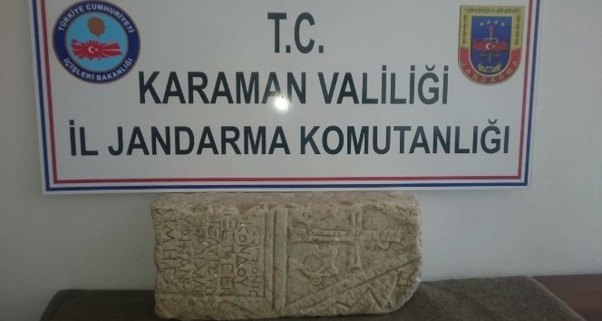 Jandarma, tarihi mezar taşı ele geçirdi
