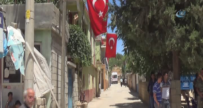 Adıyamanlı şehidin evine ve sokaklara Türk bayrakları asıldı