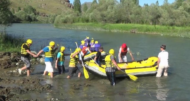 Vali Pehlivan rafting heyecanı yaşadı