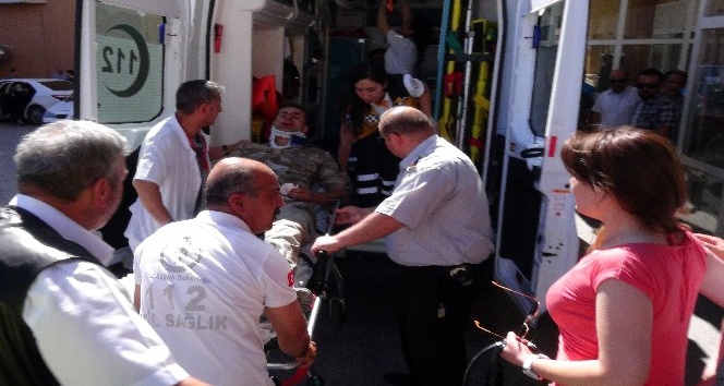 Erzincan’da askeri aracın geçişi sırasında patlama: 3 yaralı