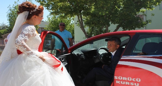 Düğün konvoyu ile ehliyet sınavına gitti