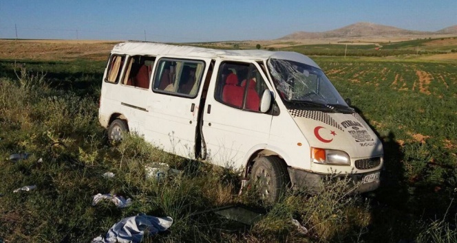 Karaman’da tarım işçilerini taşıyan minibüs devrildi: 17 yaralı