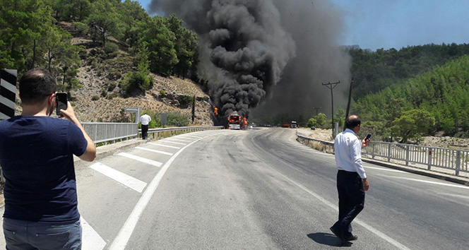 Isparta&#039;da seyir halindeki yolcu otobüsü alev alev yandı