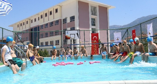 Pamukkale Belediyesi çocuklara yüzme öğretiyor