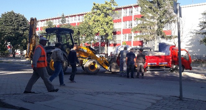 Hafriyat kamyonu altyapı çalışması alanında çukura düştü