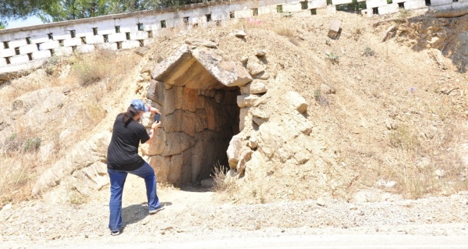 Roma döneminden kalan mezar odası definecilerin talanına uğradı