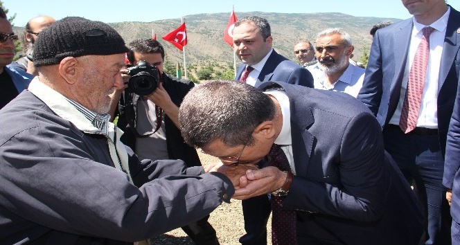 Başbakan Yardımcısı Nurettin Canikli’den 15 Temmuz Şehidi Emrah Sağaz’ın mezarına ziyaret