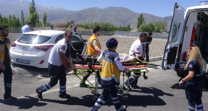 Erzincan’da 2 otomobil çarpıştı: 10 yaralı