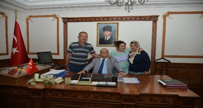 Zeliha, düğününe katılan Vali Şentürk’ün elini öptü