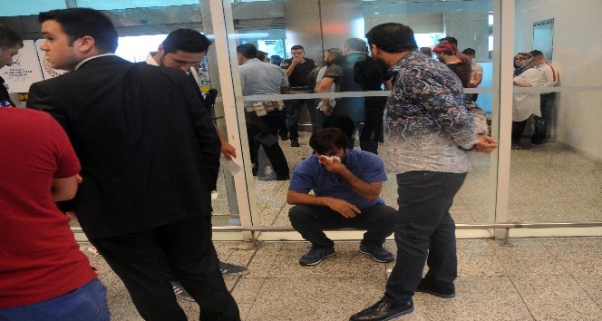 Gümrük kontrolü yapmak için durdurmaya çalıştığı yolcular Gümrük memuruna saldırdı