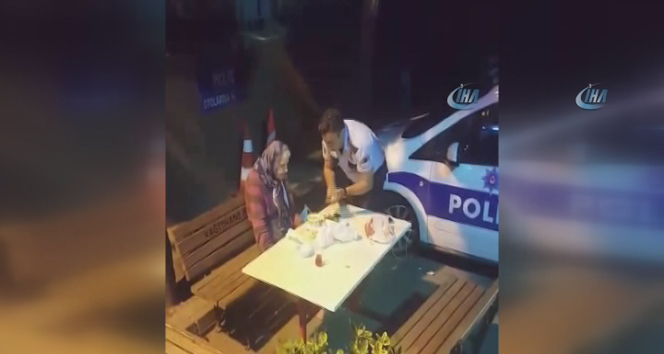 Polis, yaşlı ve hasta olan kadını elleriyle besledi