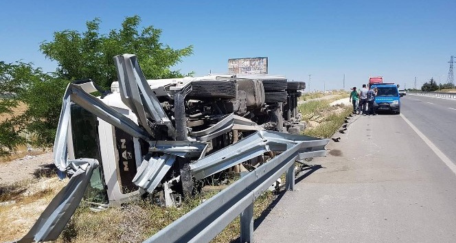 Karaman’da tır devrildi: 1 yaralı
