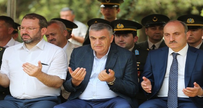 Başkan Toçoğlu’ndan, 15 Temmuz’da şehit olan Özel Harekat Polisi’nin mezarına ziyaret