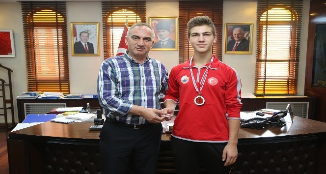 Kick Boks Türkiye Şampiyonu’ndan, Başkan Yılmazer’e ziyaret